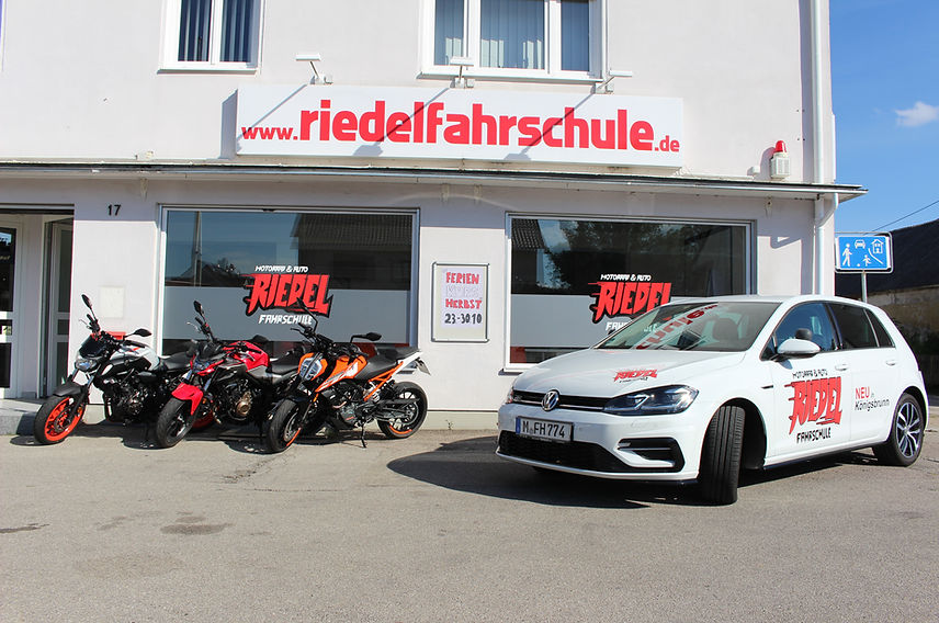 Riedelfahrschule in Königsbrunn mit Fahrzeugen vor dem Standort